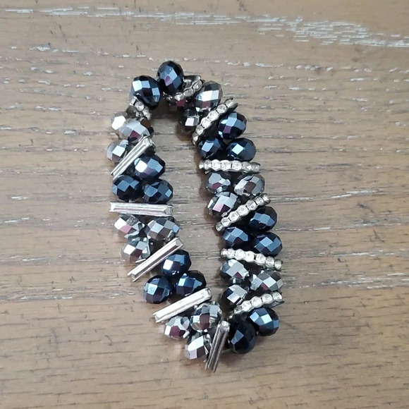 Silver & Black beaded elastic bracelet - Picture 1 of 3